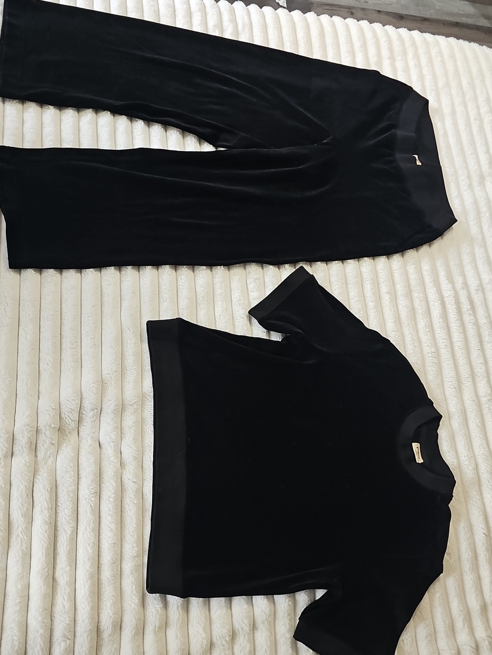 Pact Black Velvety Set